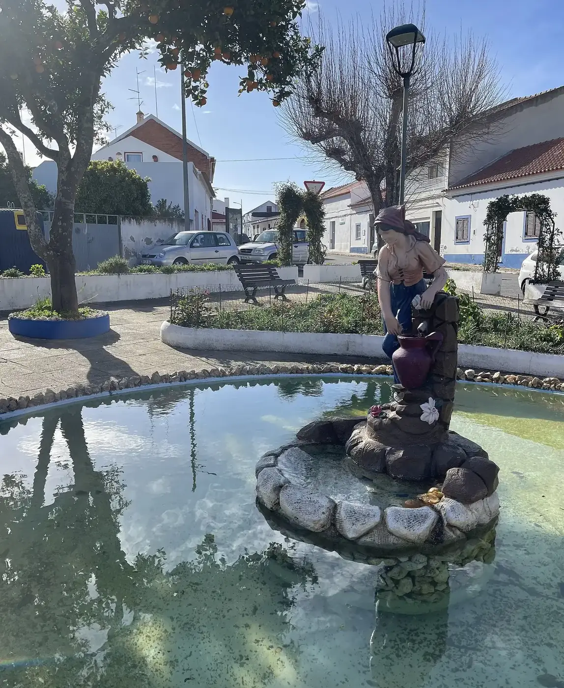 Fonte com escultura na aldeia